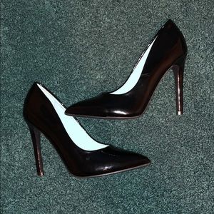 Shiny black pumps, pointed toe